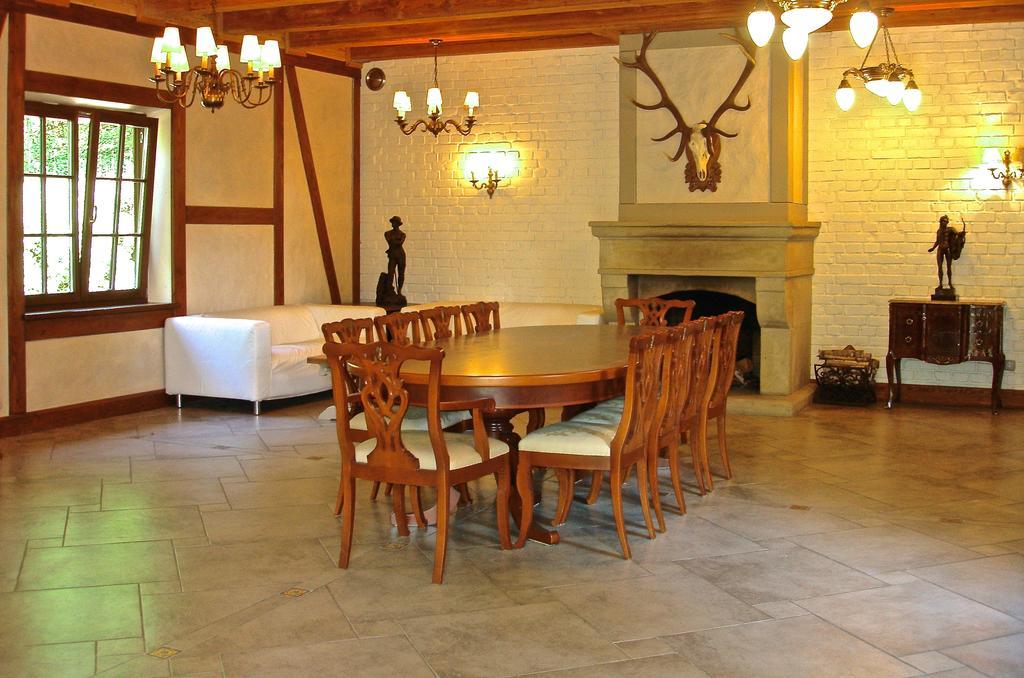 Dwor Sosnowo Hotell Pojezierce Rum bild